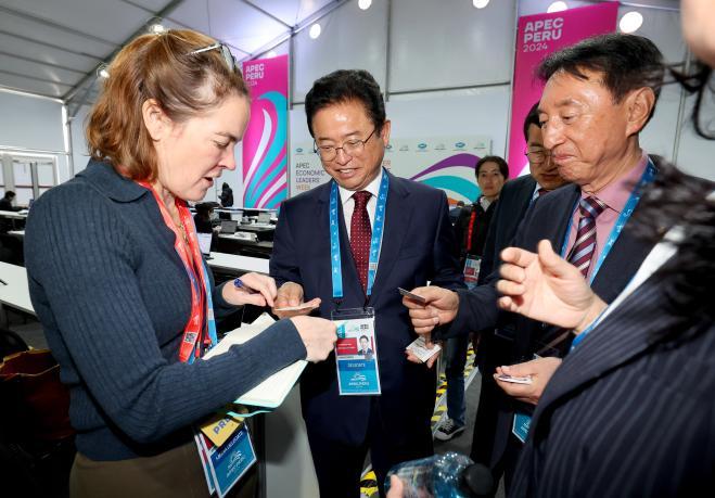 경북경주_APEC_성공개최를_위한_외신기자_홍보(월스트리트저널-에이펙_미디어센터_내).jpg